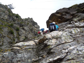 Dario, Roberta e Aldo impegnati sulla parte finale della ferrata (47189 bytes)